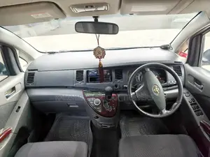 Toyota ISIS 2009 Silver