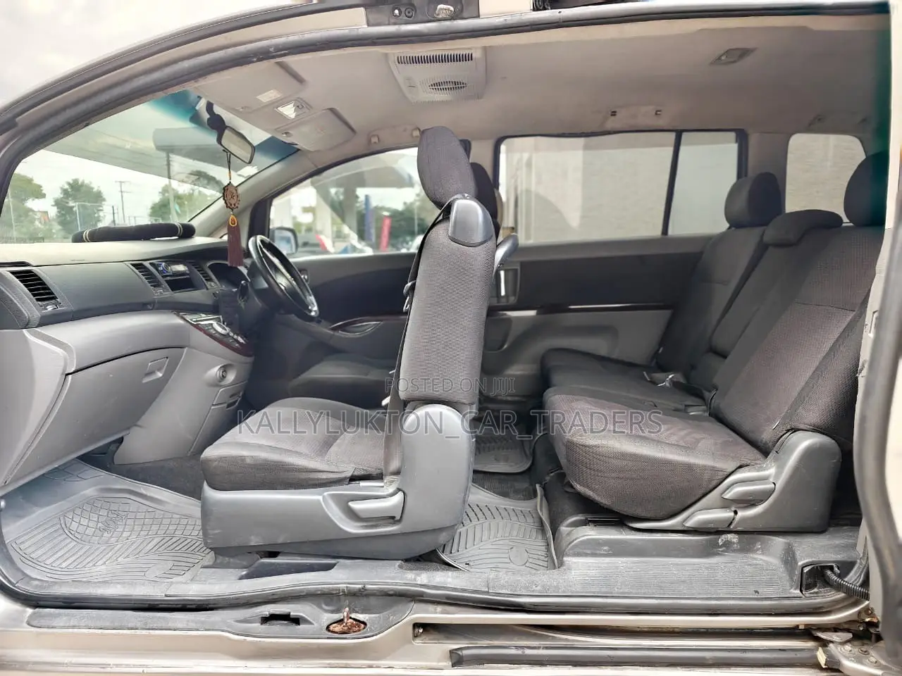 Toyota ISIS 2009 Silver