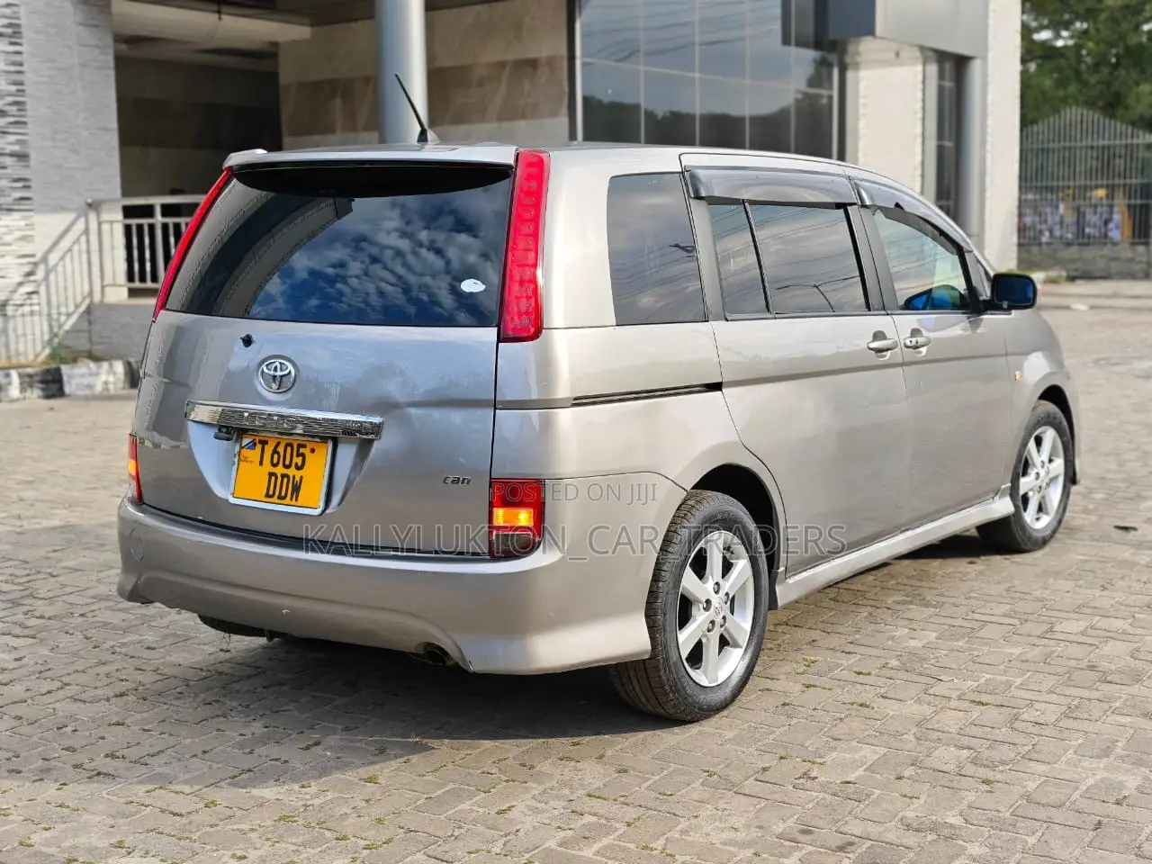 Toyota ISIS 2009 Silver