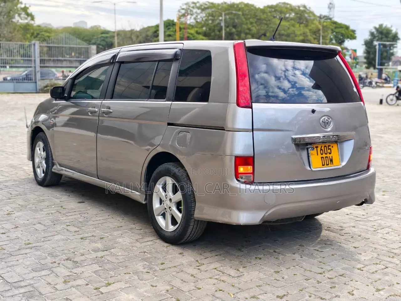 Toyota ISIS 2009 Silver