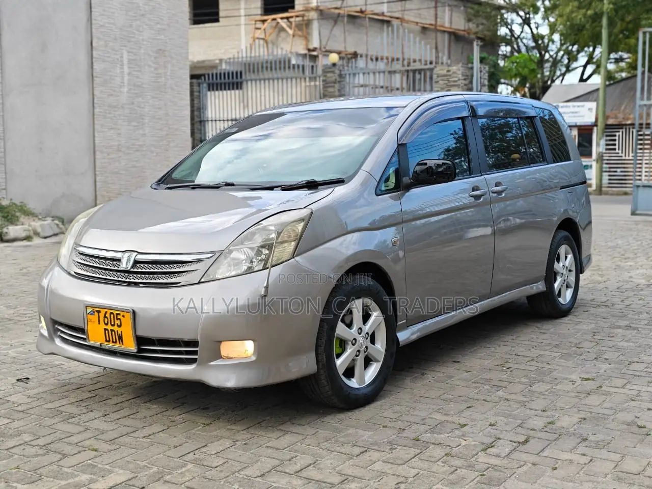 Toyota ISIS 2009 Silver