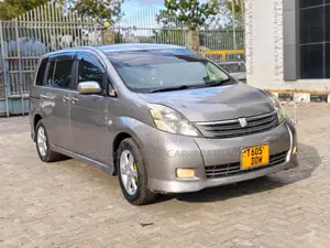 Toyota ISIS 2009 Silver