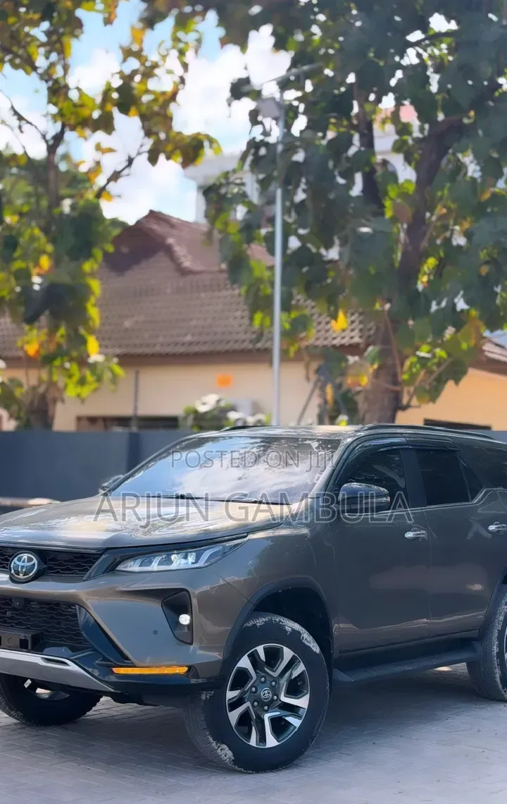 Toyota Fortuner 2021 Burgundy