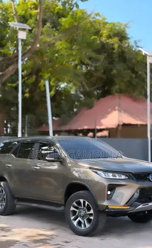 Toyota Fortuner 2021 Burgundy