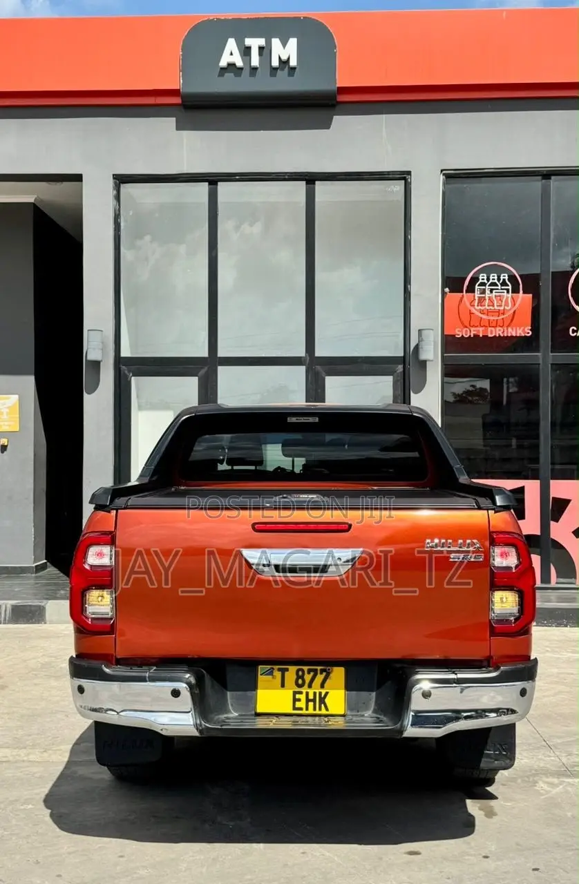 Toyota Hilux 2015 Maroon