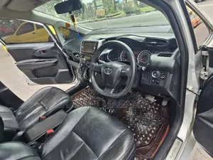 Toyota Wish 2011 Silver