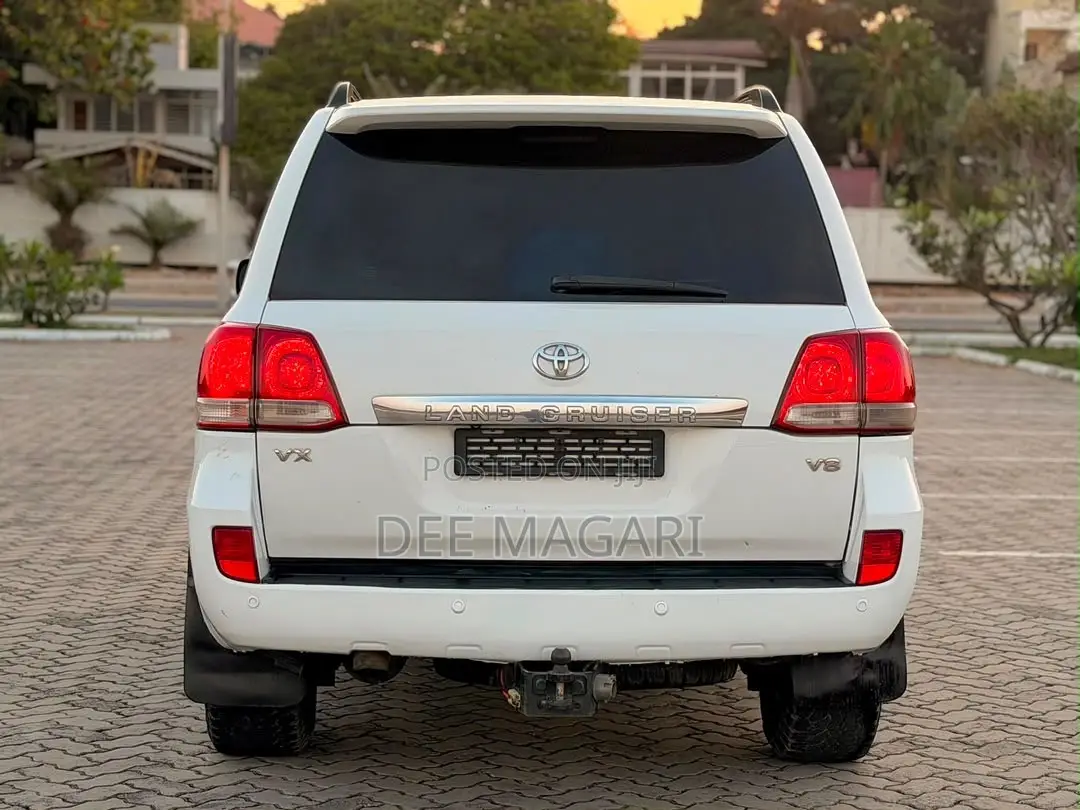 Toyota Land Cruiser 2011 White