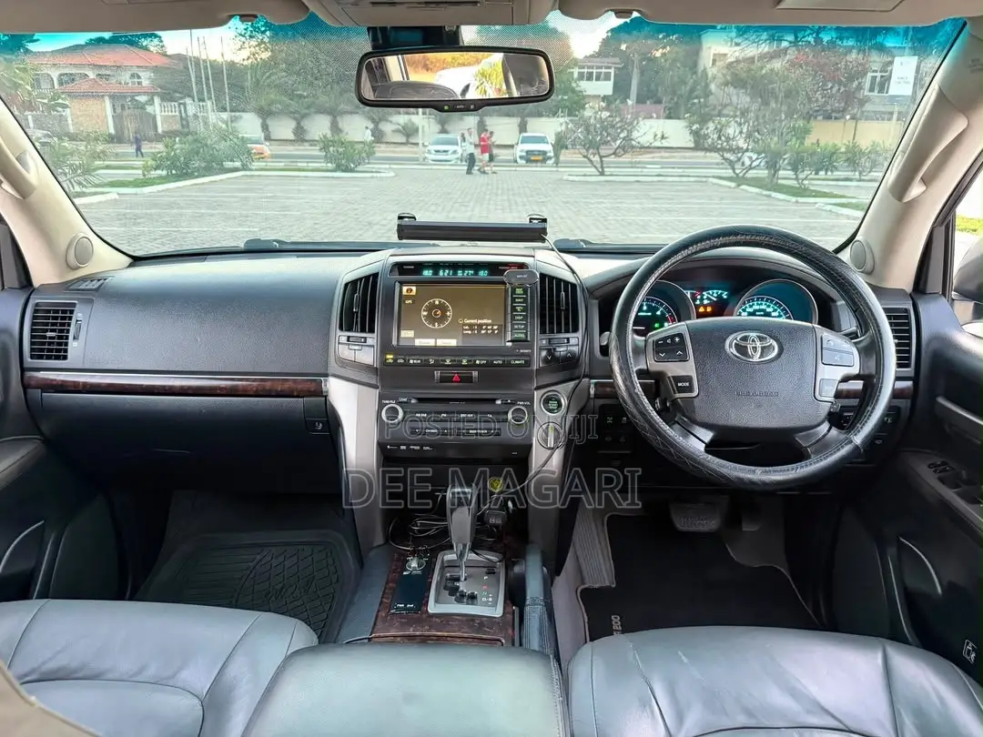 Toyota Land Cruiser 2011 White