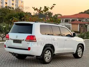 Toyota Land Cruiser 2011 White