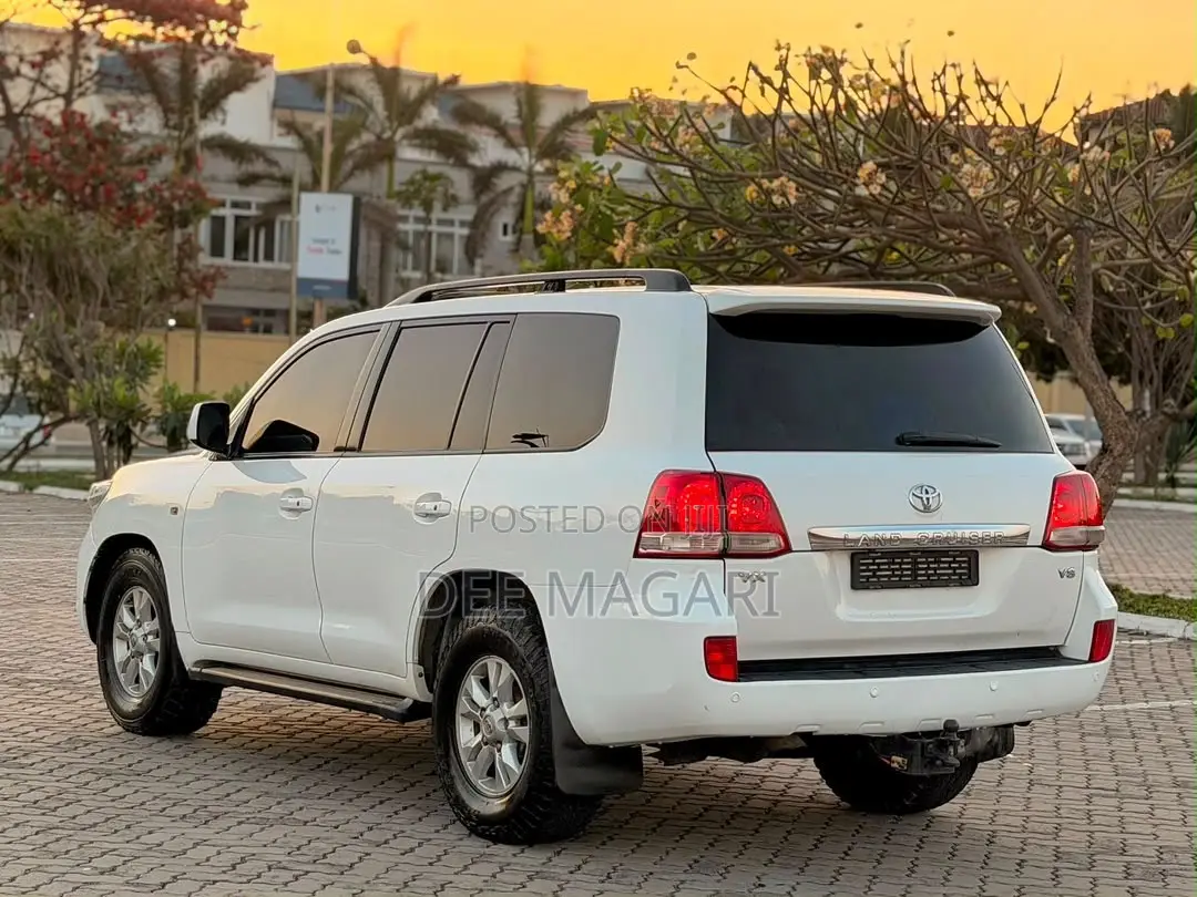 Toyota Land Cruiser 2011 White