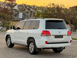 Toyota Land Cruiser 2011 White