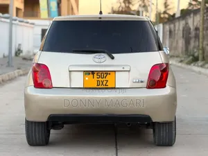 Toyota IST 2004 Gold