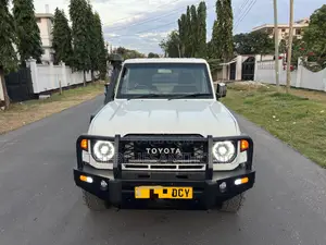 Toyota Land Cruiser 2004 White