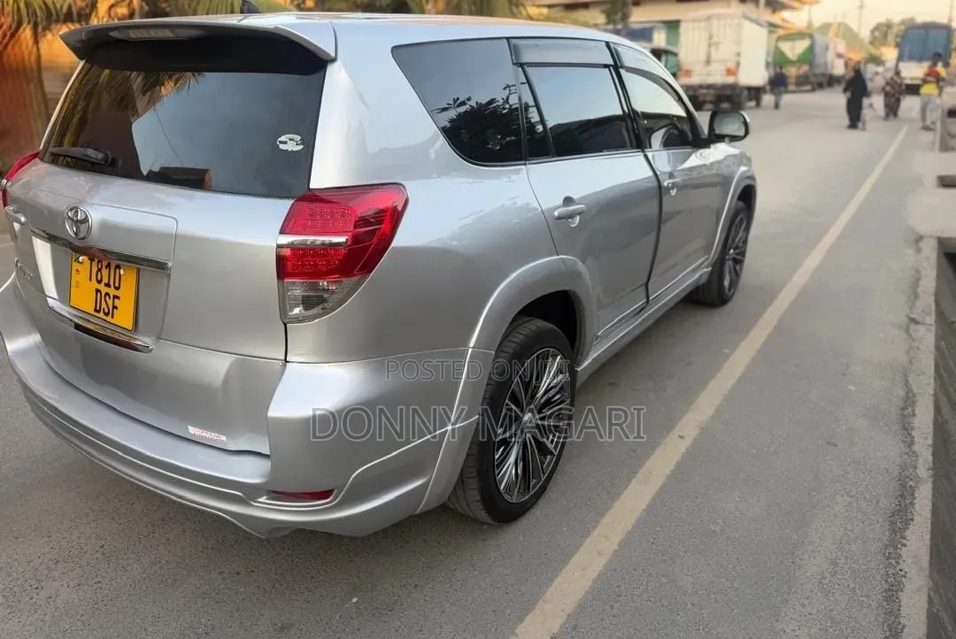 Toyota Vanguard 2010 Silver