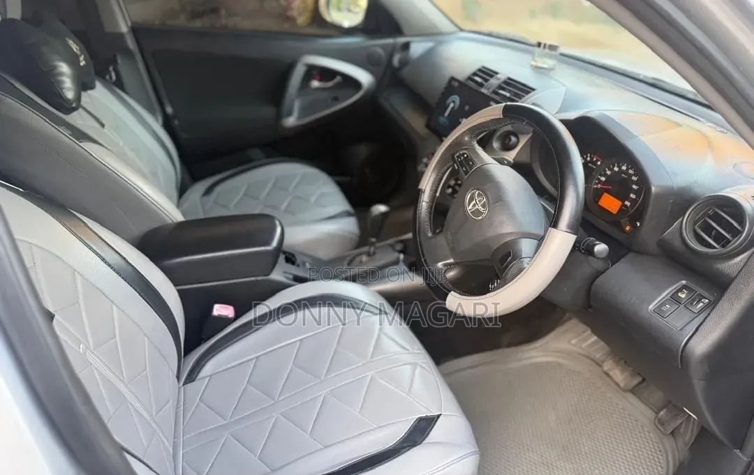 Toyota Vanguard 2010 Silver