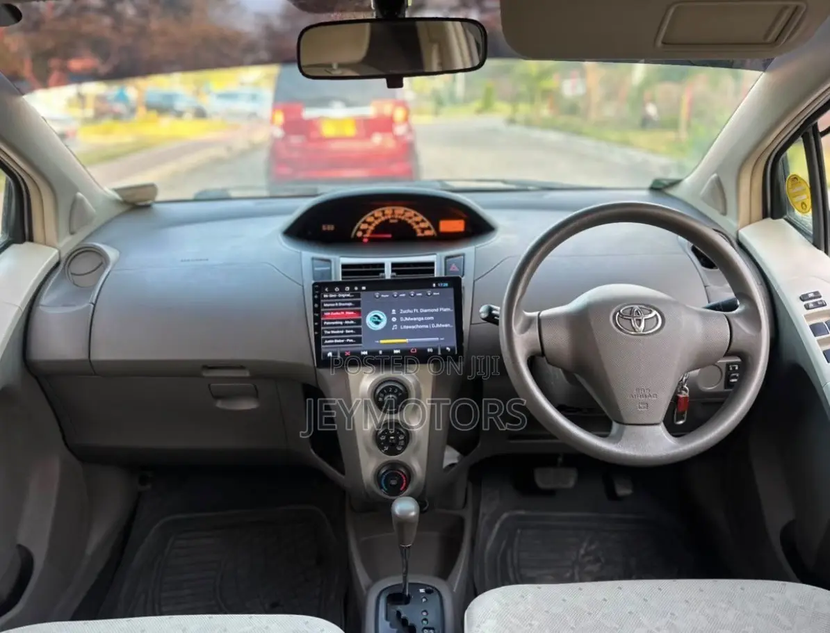 Toyota Vitz 2007 Silver