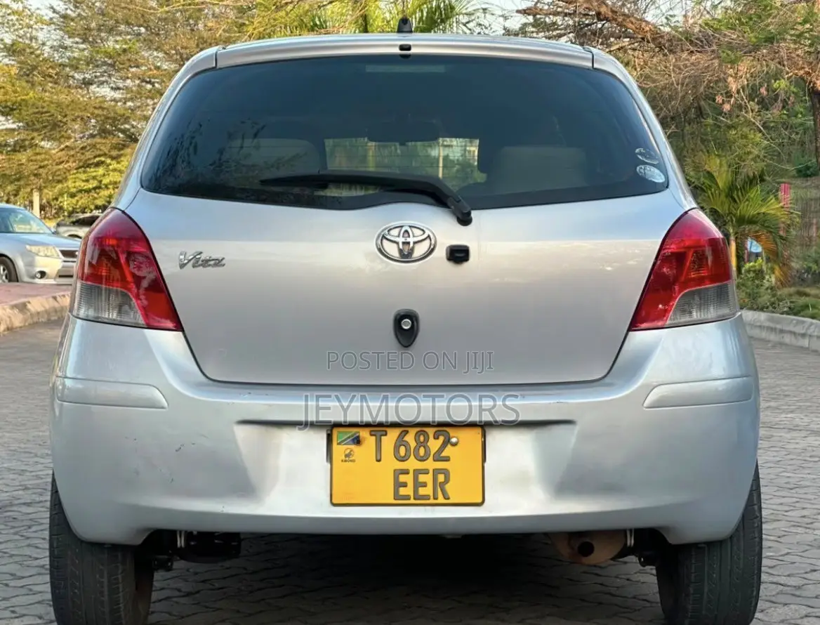 Toyota Vitz 2007 Silver