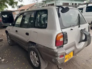 Toyota RAV4 1999 Off white