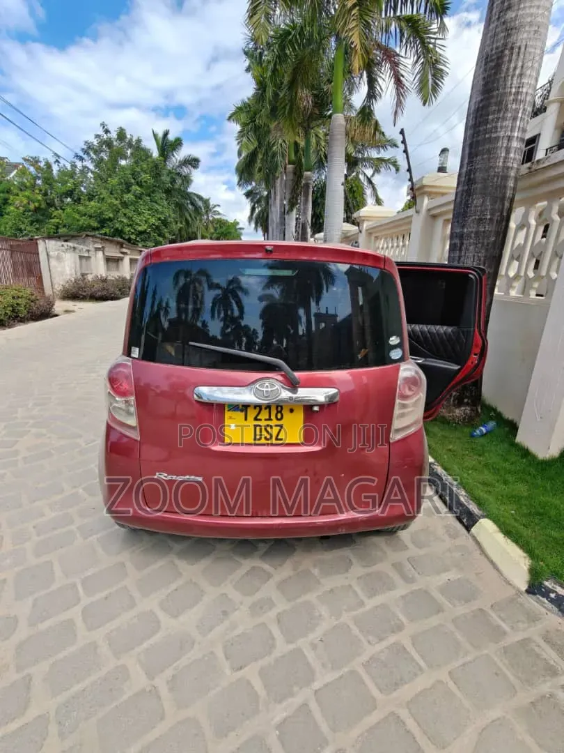 Toyota Ractis 2006 Maroon