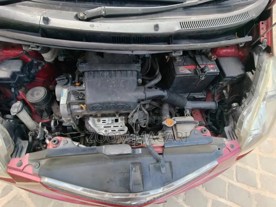 Toyota Ractis 2006 Maroon