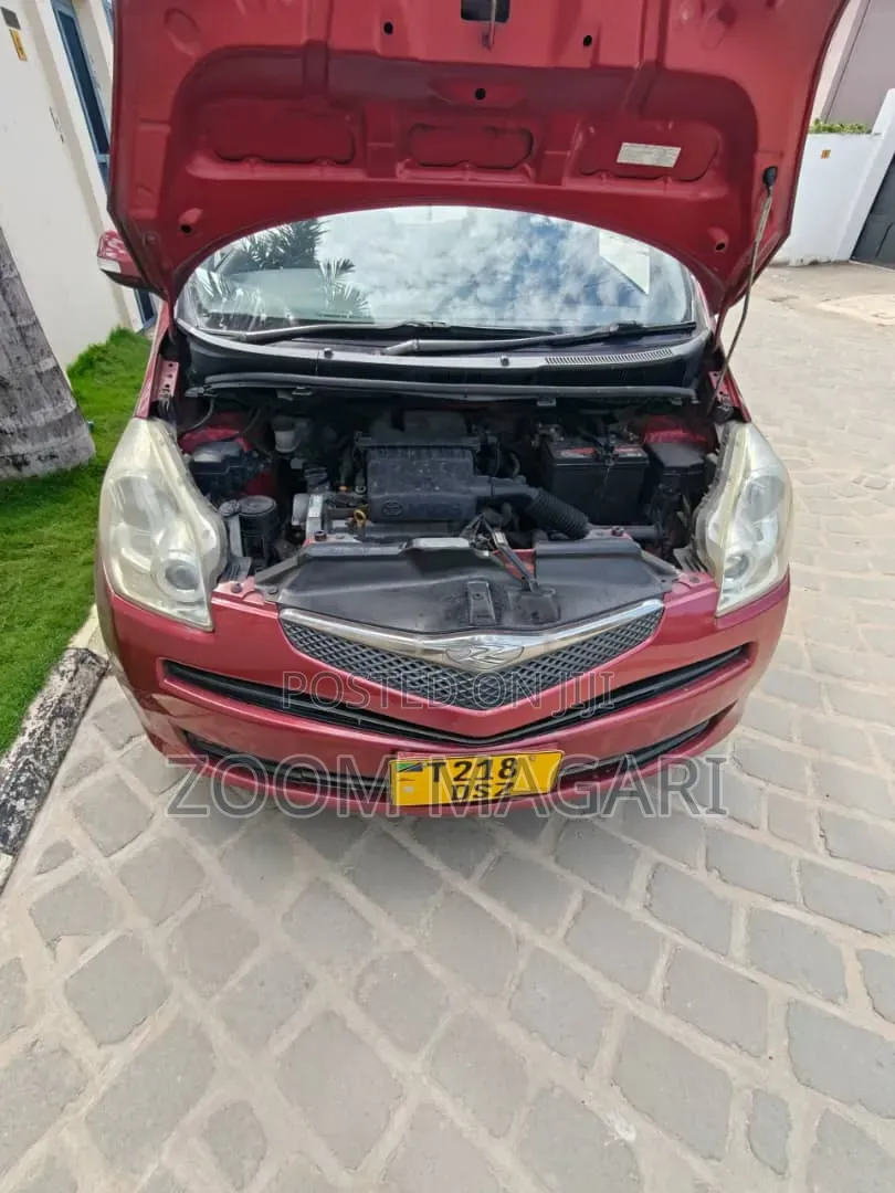 Toyota Ractis 2006 Maroon