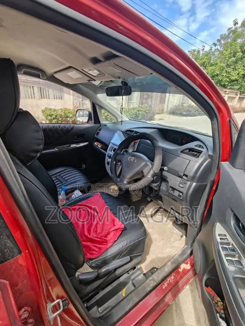 Toyota Ractis 2006 Maroon