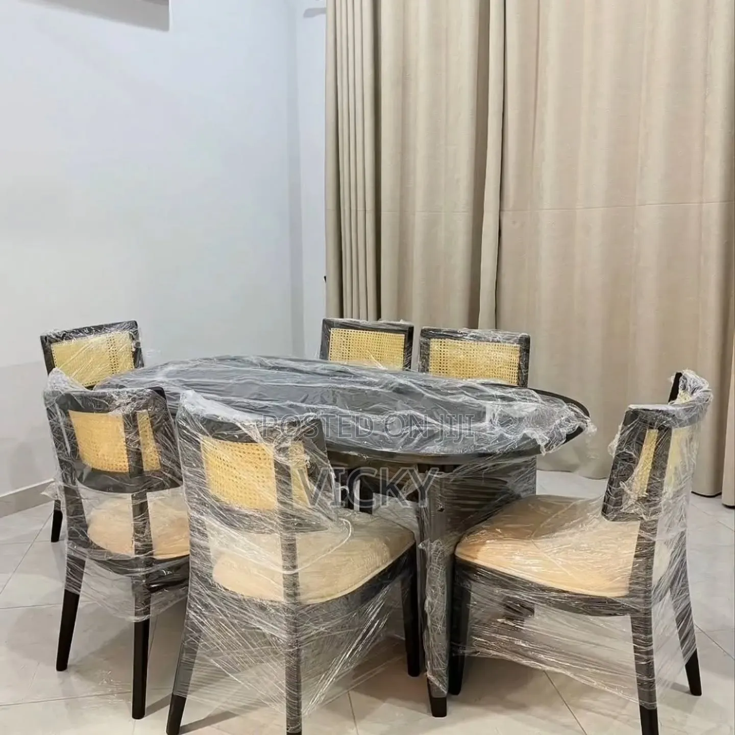 Dining Table 800k