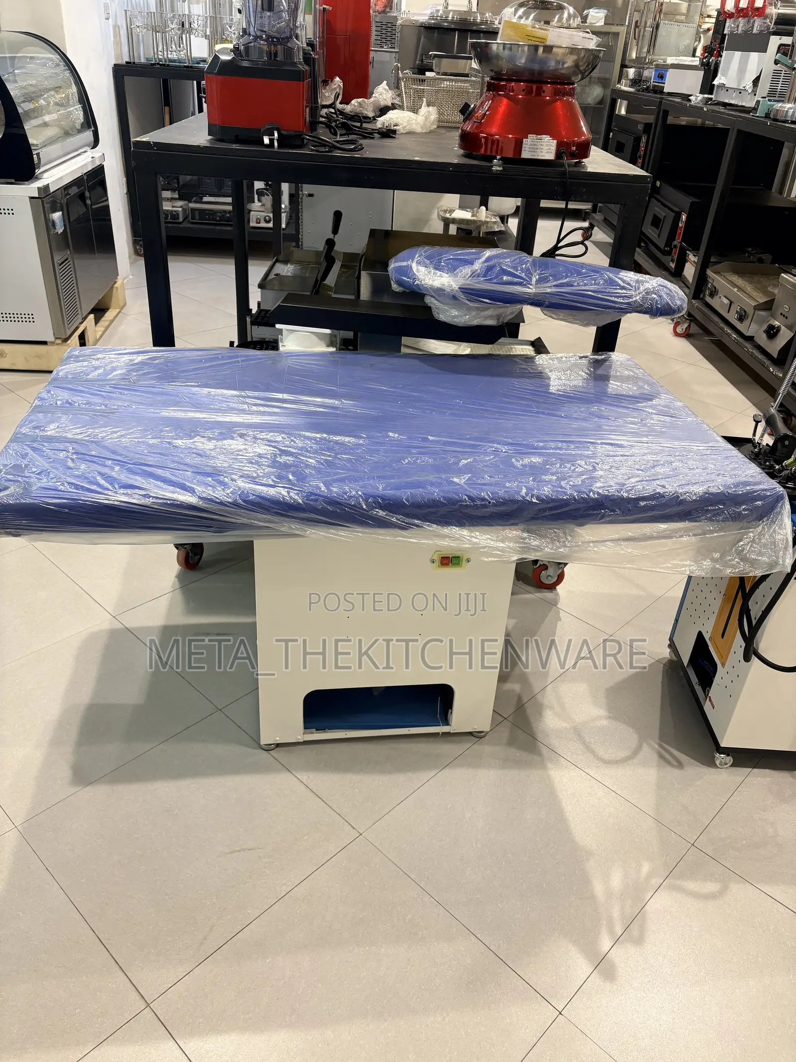 Industrial Ironing Table With Steam Generator