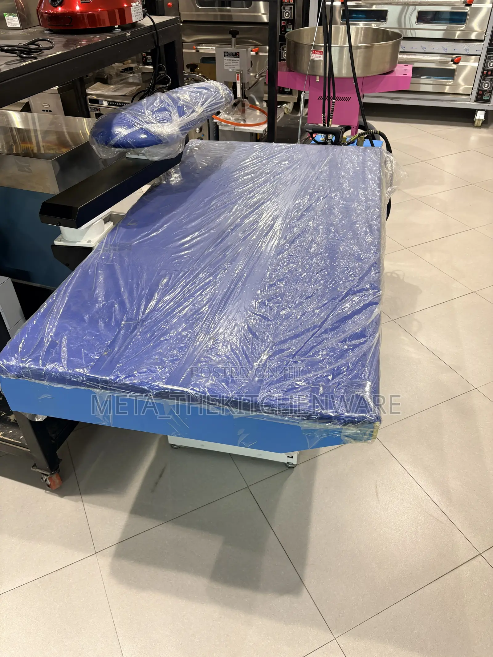 Industrial Ironing Table With Steam Generator