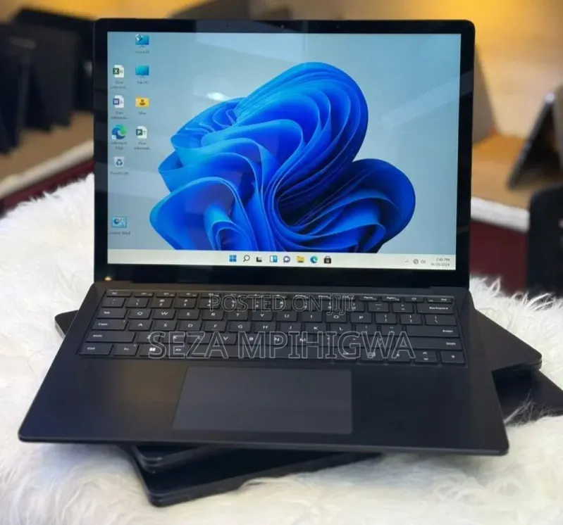 New Laptop Microsoft 16GB Intel Core i7 SSD 256GB