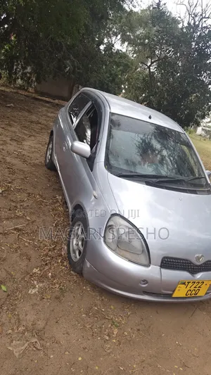 Toyota Vitz 2000 Silver