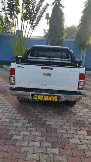 Toyota Hilux 2012 White