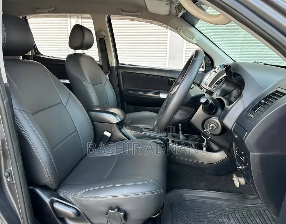 Toyota Hilux WORKMATE 4x4 2015 Gray
