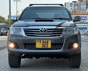 Toyota Hilux WORKMATE 4x4 2015 Gray