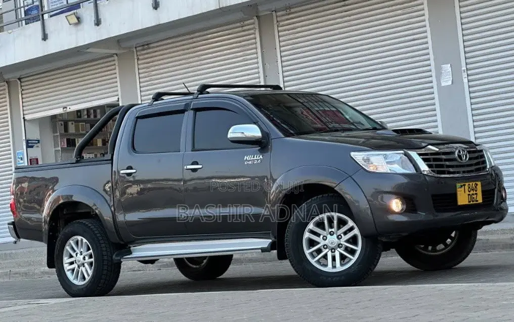 Toyota Hilux WORKMATE 4x4 2015 Gray