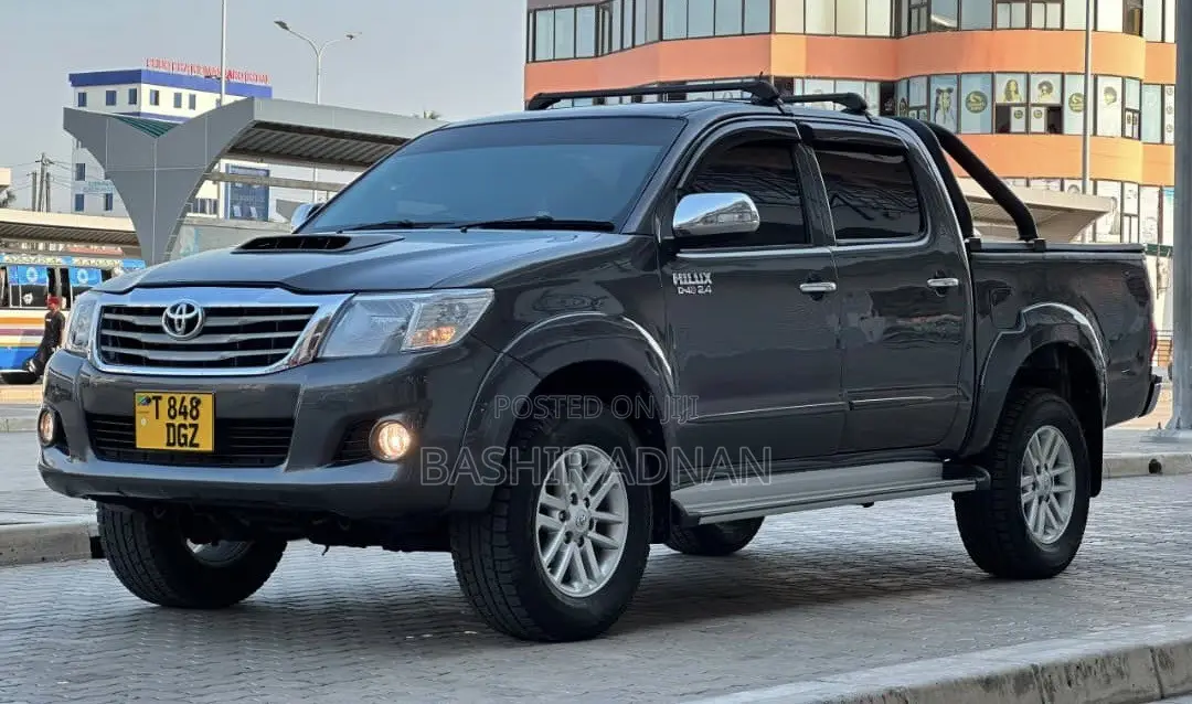 Toyota Hilux WORKMATE 4x4 2015 Gray
