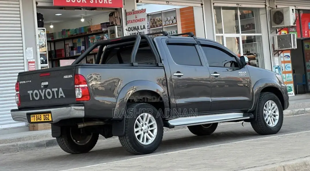 Toyota Hilux WORKMATE 4x4 2015 Gray