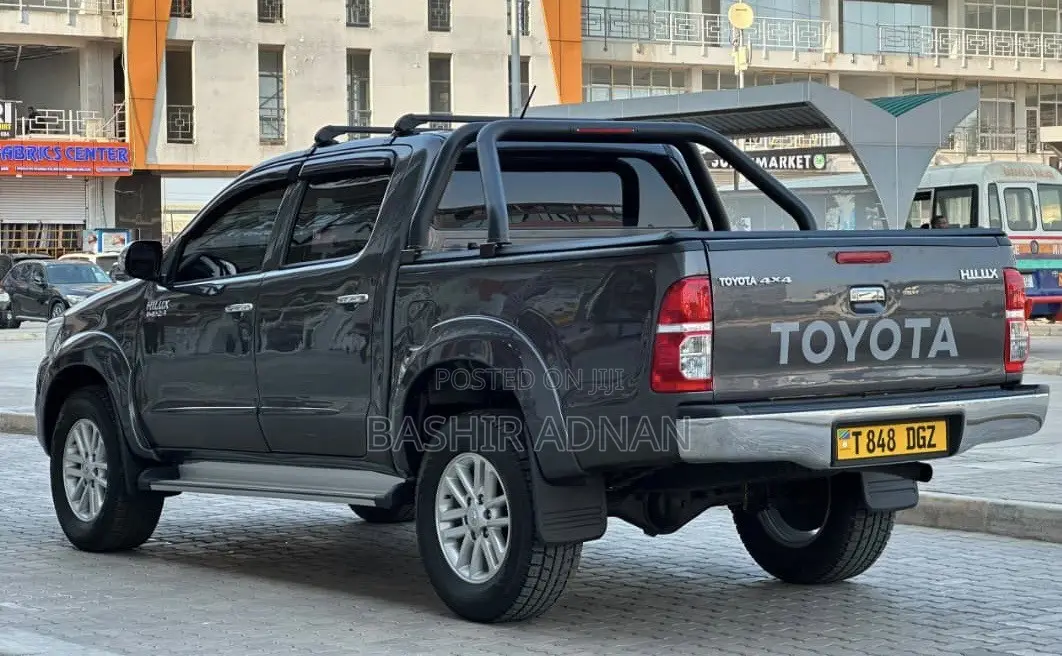 Toyota Hilux WORKMATE 4x4 2015 Gray