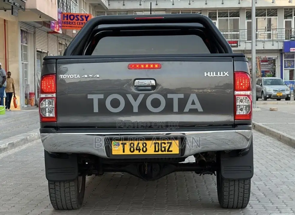 Toyota Hilux WORKMATE 4x4 2015 Gray