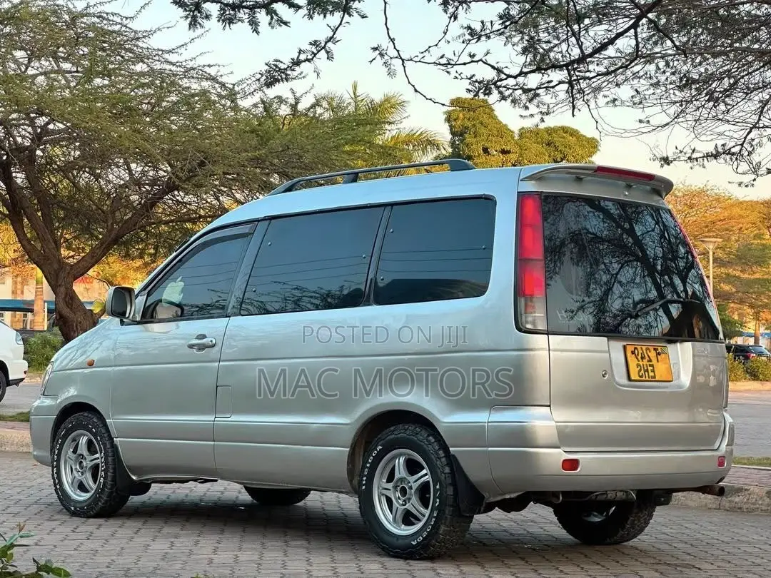 Toyota Noah 2.0 FWD (8 Seater) 2001 Silver