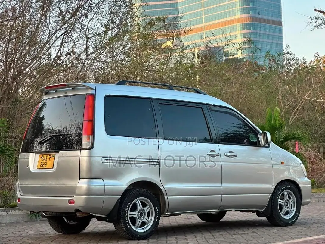 Toyota Noah 2.0 FWD (8 Seater) 2001 Silver