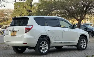 Toyota Vanguard 2009 White