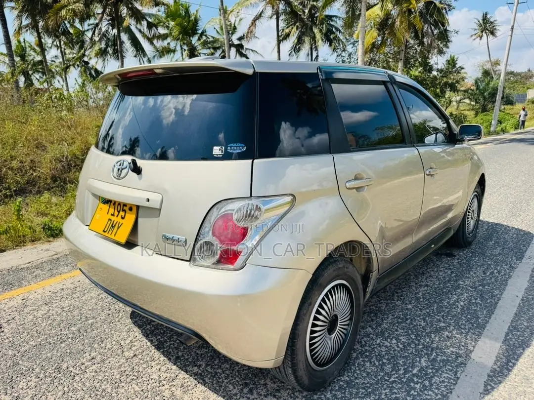 Toyota IST 2005 Gold