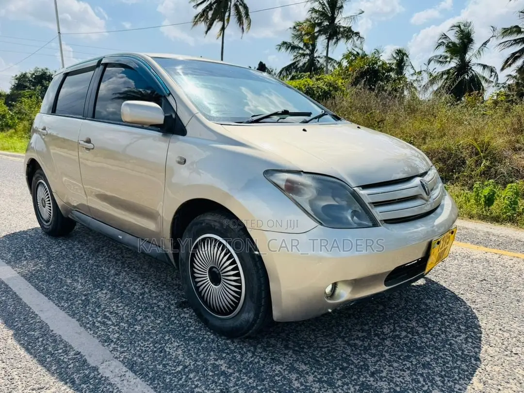 Toyota IST 2005 Gold