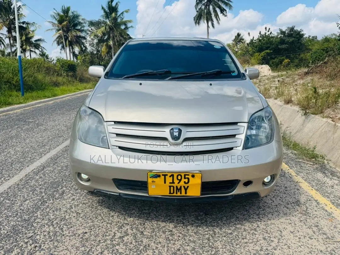 Toyota IST 2005 Gold