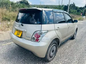Toyota IST 2005 Gold