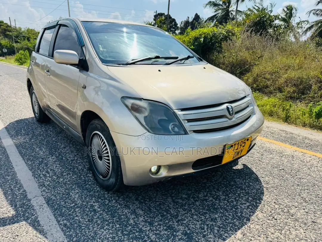 Toyota IST 2005 Gold