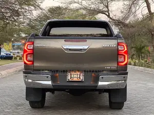 Toyota Hilux 2023 Green