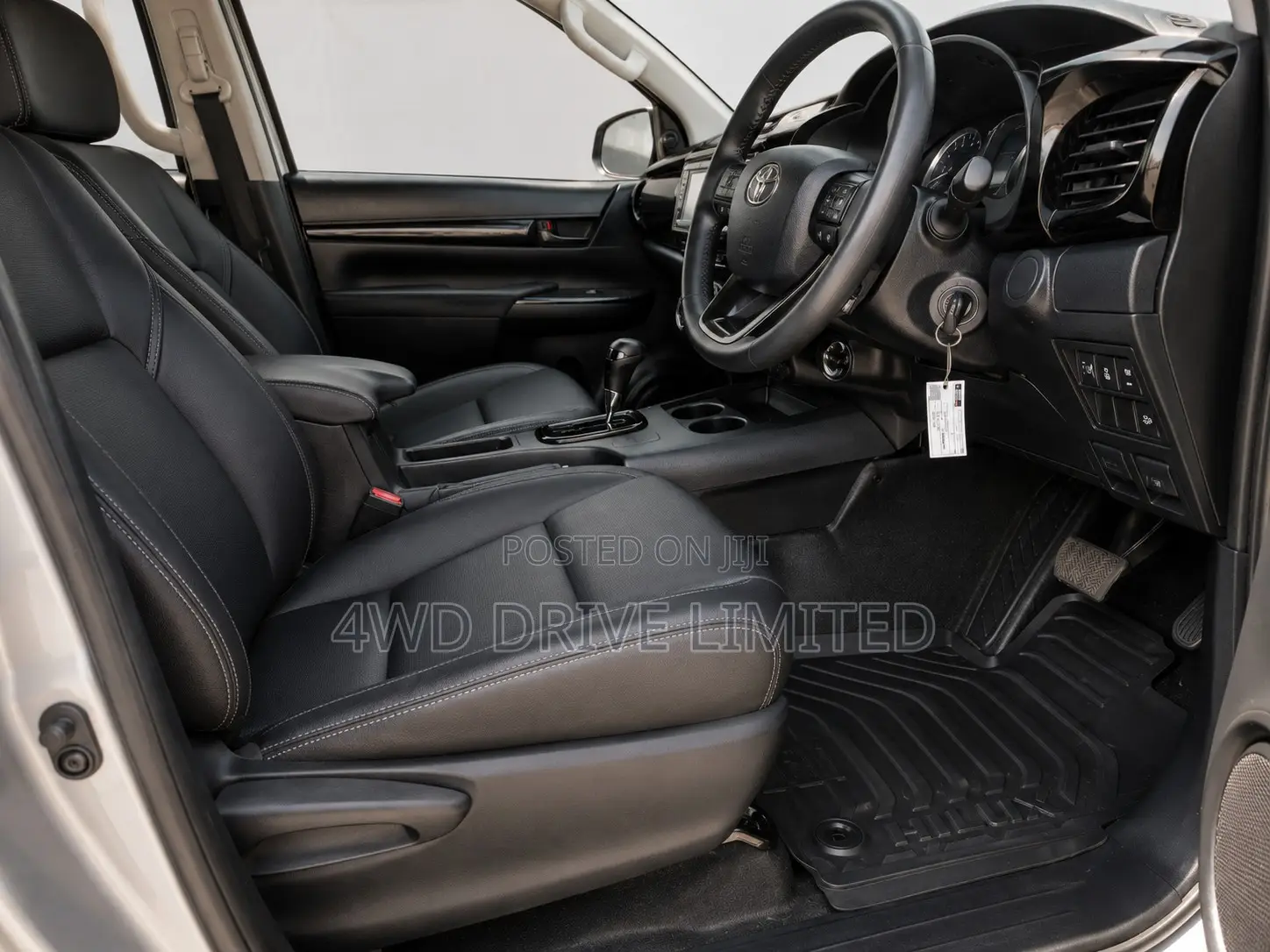 Toyota Hilux 2023 Silver