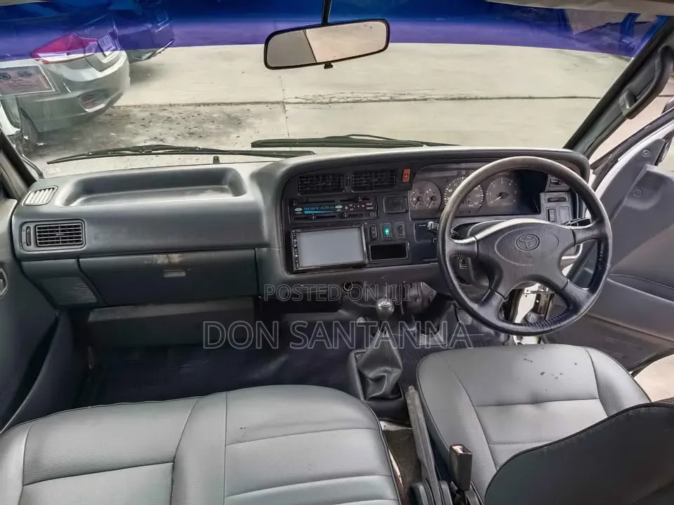 Toyota HiAce 2004 White